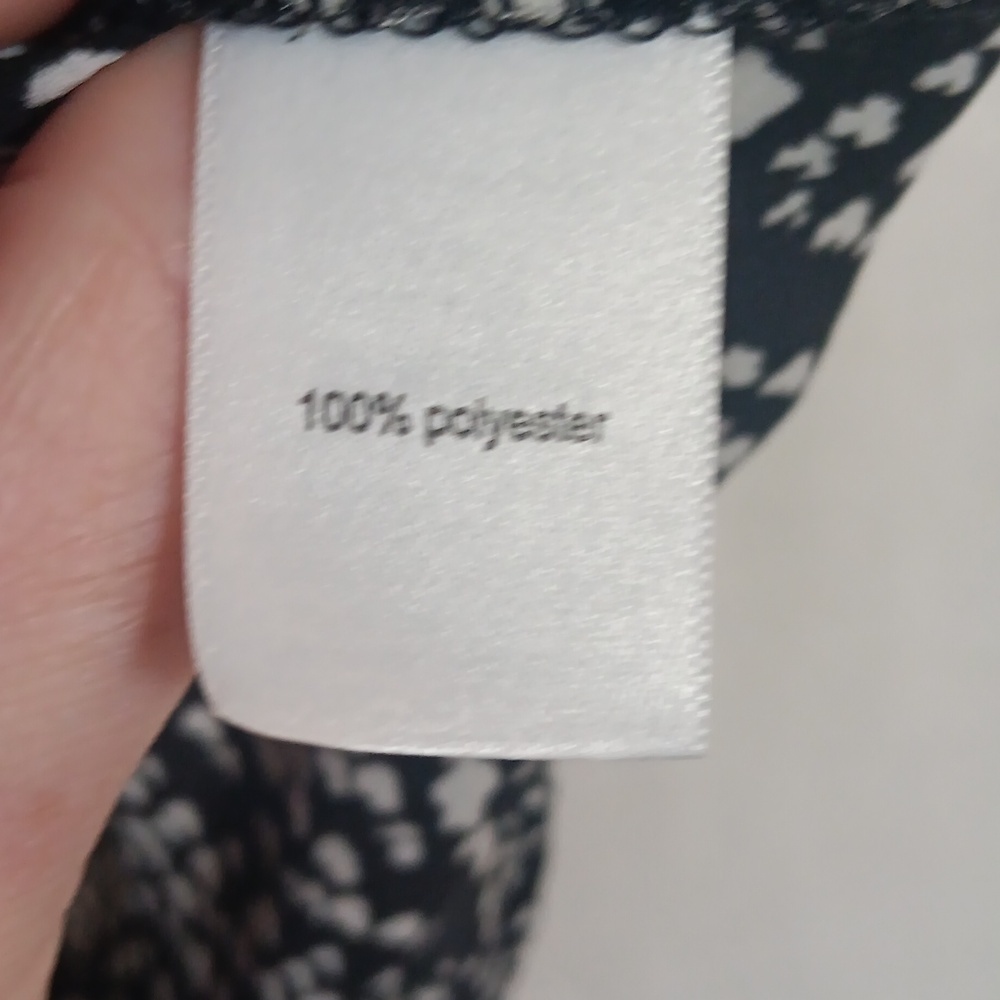 Maurices Black and White Dot Split Neck Sleeveless Blouse Size Large - Picture 3 of 4